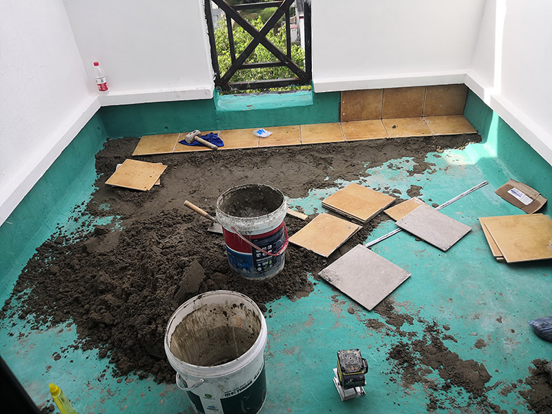 和水泥貼磚施工：首先將沙子和水泥按照3：1的比例混合后兌少量的水，使水泥和沙子混合到可以用手攥成團(tuán)的黏稠度，和好備用，在鋪磚之前先將要鋪的地方用水潑濕。將開(kāi)始和好的水泥和沙子鏟到你要鋪瓷磚的地方。鏟完以后用小鏟子初步抹平，小平板抹平表面。然后瓷磚背后抹上開(kāi)始和好的那盆比較稠的水泥漿。再將抹好水泥的磚小心平放到要鋪的地方，注意對(duì)縫。再用橡膠小榔頭敲實(shí)，用水平尺找平。最后在側(cè)邊用小榔頭的把手堵嚴(yán)實(shí)。完工。