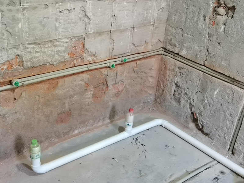 廁所水管布線安裝：1、衛(wèi)生間的冷熱水管要分開點距離不要太近。淋浴水管高度在1.8M--2.1M之間。 　　2、衛(wèi)生間水管的安裝，一般水管走頂不走地，各冷、熱水出水水口必須水平，一般左熱右涼，管路鋪設需橫平堅直，布局走向要安全合理。管卡位置及管道坡度等均應符合規(guī)范要求。各類閥門安裝應位置正確且平正，便于使用和維修。 　　3、冷、熱水管均為入墻做法，開槽時需檢查槽的深度，冷熱水管不能同槽。 　　4、安裝熱水器進出水口時，進水的閥門和進氣的閥門一定要考慮并應安裝在相應的位置。