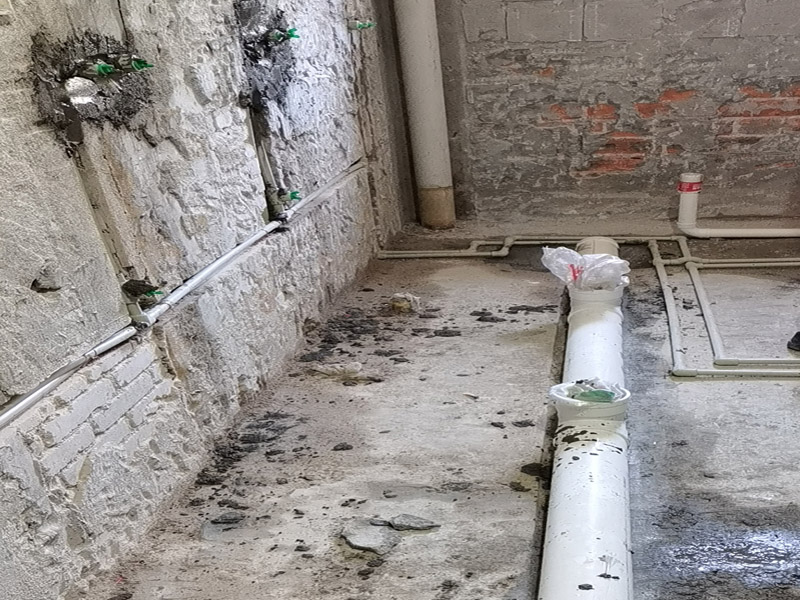 廁所水管布線安裝：1、衛(wèi)生間的冷熱水管要分開點距離不要太近。淋浴水管高度在1.8M--2.1M之間。 　　2、衛(wèi)生間水管的安裝，一般水管走頂不走地，各冷、熱水出水水口必須水平，一般左熱右涼，管路鋪設需橫平堅直，布局走向要安全合理。管卡位置及管道坡度等均應符合規(guī)范要求。各類閥門安裝應位置正確且平正，便于使用和維修。 　　3、冷、熱水管均為入墻做法，開槽時需檢查槽的深度，冷熱水管不能同槽。 　　4、安裝熱水器進出水口時，進水的閥門和進氣的閥門一定要考慮并應安裝在相應的位置。