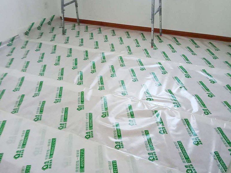 墻面刷新地面保護(hù)：家具搬放到房屋中央，對(duì)集中放置的家具進(jìn)行整體保護(hù)，防止因墻面翻新而造成不必要的損壞；地板需要用專業(yè)的保護(hù)膜進(jìn)行保護(hù)；對(duì)于不能移動(dòng)的家具和家電，如空調(diào)等進(jìn)行成品保護(hù)；尤其需要注意有插座、開關(guān)面板的位置，防止灰塵進(jìn)入。 使用專業(yè)的打磨機(jī)對(duì)墻面進(jìn)行打磨處理，與一般打磨機(jī)不同的是，墻面打磨是無塵打磨，在打磨的過程中不會(huì)出現(xiàn)灰塵漫天的情況。 第一遍乳膠漆：先刷頂板再刷墻面，涂刷時(shí)應(yīng)當(dāng)由上而下。乳膠漆應(yīng)當(dāng)攪拌均勻，防止第一遍刷漆涂不開的現(xiàn)象發(fā)生。第二遍乳膠漆：乳膠漆不是很稠的情況下，不宜加水或加少量水稀釋，以防露底。第二遍涂刷完畢后，用細(xì)細(xì)的砂紙將墻面出現(xiàn)的小疙瘩打磨光滑，然后清掃干凈。第三遍乳膠漆：乳膠漆干燥速度快，應(yīng)當(dāng)逐漸涂刷，從一頭開始刷向另一頭，注意上下順?biāo)⑾嗷ャ暯?，避免乳膠漆干燥后出現(xiàn)接頭。