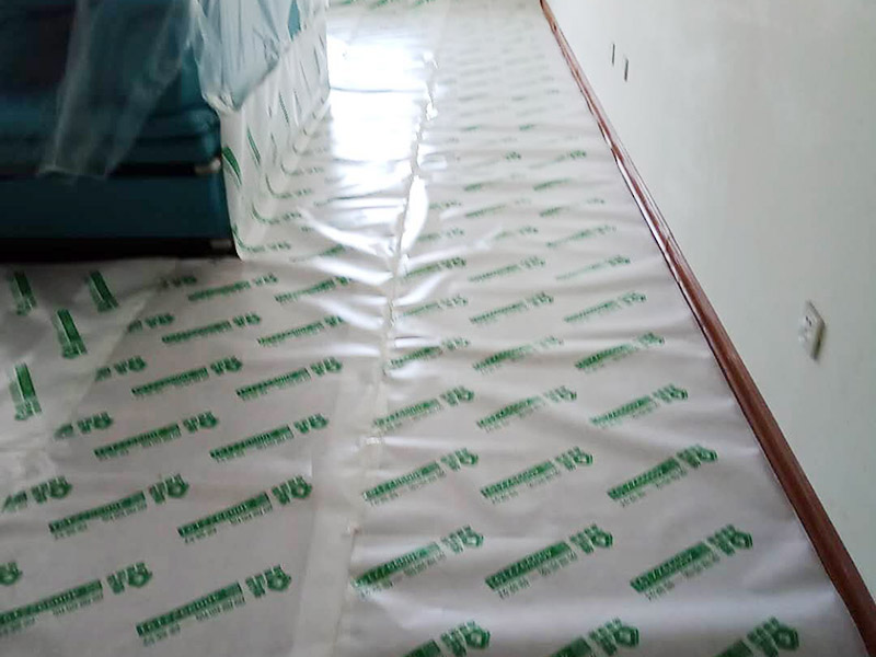 墻面刷新地面保護(hù)：家具搬放到房屋中央，對(duì)集中放置的家具進(jìn)行整體保護(hù)，防止因墻面翻新而造成不必要的損壞；地板需要用專業(yè)的保護(hù)膜進(jìn)行保護(hù)；對(duì)于不能移動(dòng)的家具和家電，如空調(diào)等進(jìn)行成品保護(hù)；尤其需要注意有插座、開關(guān)面板的位置，防止灰塵進(jìn)入。 使用專業(yè)的打磨機(jī)對(duì)墻面進(jìn)行打磨處理，與一般打磨機(jī)不同的是，墻面打磨是無塵打磨，在打磨的過程中不會(huì)出現(xiàn)灰塵漫天的情況。 第一遍乳膠漆：先刷頂板再刷墻面，涂刷時(shí)應(yīng)當(dāng)由上而下。乳膠漆應(yīng)當(dāng)攪拌均勻，防止第一遍刷漆涂不開的現(xiàn)象發(fā)生。第二遍乳膠漆：乳膠漆不是很稠的情況下，不宜加水或加少量水稀釋，以防露底。第二遍涂刷完畢后，用細(xì)細(xì)的砂紙將墻面出現(xiàn)的小疙瘩打磨光滑，然后清掃干凈。第三遍乳膠漆：乳膠漆干燥速度快，應(yīng)當(dāng)逐漸涂刷，從一頭開始刷向另一頭，注意上下順?biāo)⑾嗷ャ暯?，避免乳膠漆干燥后出現(xiàn)接頭。