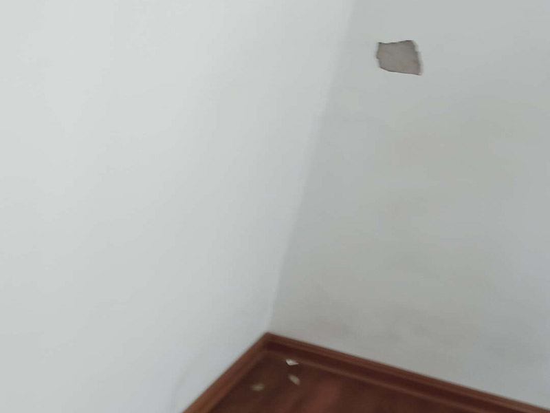 墻面空鼓維修：先鏟掉墻皮，使用石膏基產(chǎn)品就可以了。首先使用無甲醛粗找平對墻面作找平處理，然后使用石膏基防霉耐水批土做墻面滿批后再刷一底二面的漆就可以了。還有對于一些難以翻新的墻面空鼓，建議采用灌注修復(fù)的方式，它的操作時間快，并且不會破壞基層，尤其是在地下車庫，廠房等現(xiàn)場，施工過程也不影響業(yè)主使用，是較為便利的一種方式。