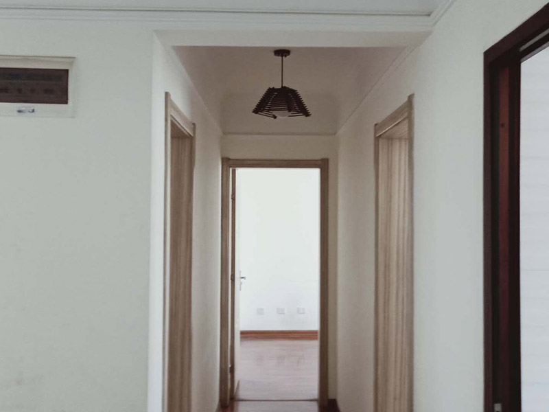 墻面空鼓維修：先鏟掉墻皮，使用石膏基產(chǎn)品就可以了。首先使用無甲醛粗找平對墻面作找平處理，然后使用石膏基防霉耐水批土做墻面滿批后再刷一底二面的漆就可以了。還有對于一些難以翻新的墻面空鼓，建議采用灌注修復(fù)的方式，它的操作時間快，并且不會破壞基層，尤其是在地下車庫，廠房等現(xiàn)場，施工過程也不影響業(yè)主使用，是較為便利的一種方式。