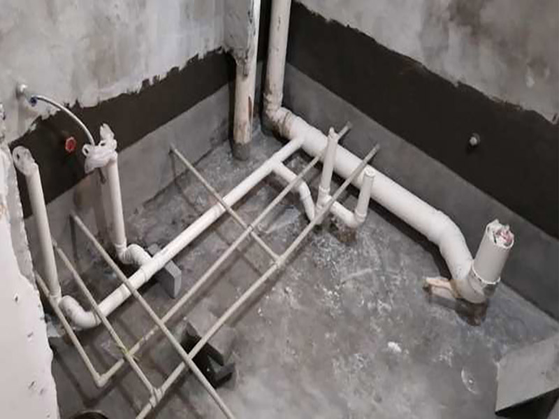 衛(wèi)生間防水找平施工：在給衛(wèi)生間做防水施工之前，首先要確保衛(wèi)生間地面干燥，無粉塵和雜物等，涂刷防水涂料時要涂滿，不能有遺漏，要和基層結(jié)合牢固，不能有裂紋、氣泡、脫落等現(xiàn)象，防水涂料的涂刷高度要一致，厚度要達(dá)到產(chǎn)品的要求。第二遍防水涂料間需要有一定時間間隔，待遍涂料干透后才能進(jìn)行第二遍，具體時間視涂料而定。間隔時間太短，防水的效果會大打折扣。閉水試驗時，地面點(diǎn)的水線不能低于2厘米，保存至少24小時，觀察無滲漏現(xiàn)象后方算合格。如有滲漏，需重做，切莫不能疏忽大意。