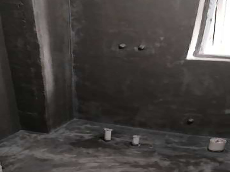 衛(wèi)生間防水找平施工：在給衛(wèi)生間做防水施工之前，首先要確保衛(wèi)生間地面干燥，無粉塵和雜物等，涂刷防水涂料時要涂滿，不能有遺漏，要和基層結(jié)合牢固，不能有裂紋、氣泡、脫落等現(xiàn)象，防水涂料的涂刷高度要一致，厚度要達(dá)到產(chǎn)品的要求。第二遍防水涂料間需要有一定時間間隔，待遍涂料干透后才能進(jìn)行第二遍，具體時間視涂料而定。間隔時間太短，防水的效果會大打折扣。閉水試驗時，地面點(diǎn)的水線不能低于2厘米，保存至少24小時，觀察無滲漏現(xiàn)象后方算合格。如有滲漏，需重做，切莫不能疏忽大意。