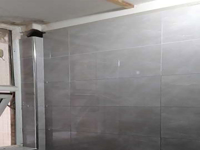 衛(wèi)生間貼墻磚裝修：1、水泥的涂抹要均勻飽滿(mǎn)，剛剛掉到下沉凝固，這里往往就會(huì)容易出現(xiàn)空鼓現(xiàn)象，這樣有助于后期填縫劑不會(huì)馬上變成黑色。 2、測(cè)量瓷磚的水平及垂直度。尤其是在鋪貼墻磚時(shí)，每鋪貼一層，最好測(cè)量一次。水泥沙漿要填補(bǔ)四邊的縫隙！應(yīng)特別注意的是，瓷磚背面滿(mǎn)抹沙漿時(shí)，應(yīng)在瓷磚的四周邊上抹成斜邊，中間少許留一些空隙，這樣在按壓、輕敲瓷磚時(shí))、飽滿(mǎn)，最主要的部位往往是磚的四邊收口處瓷磚的鋪貼方法其實(shí)很簡(jiǎn)單，空不空鼓完全取決于它。 3、瓷磚鋪貼方法其實(shí)很簡(jiǎn)單，會(huì)有下沉凝固，故關(guān)鍵環(huán)節(jié)就在于墻磚的上邊收口處。 4、但鋪貼時(shí)的細(xì)節(jié)往往易被忽視、磚的上邊收口處水泥的涂抹均勻，避免空鼓。關(guān)于填縫劑的問(wèn)題，最好泥工鋪貼好一片就讓其馬上把磚縫的水泥沙漿擦拭干凈，保持其整齊美觀(guān)，就單單從一個(gè)抹水泥沙漿來(lái)說(shuō)，既不致使沙漿溢的到處都是，又能使砂漿飽滿(mǎn)，瓷磚與墻面結(jié)合牢固。