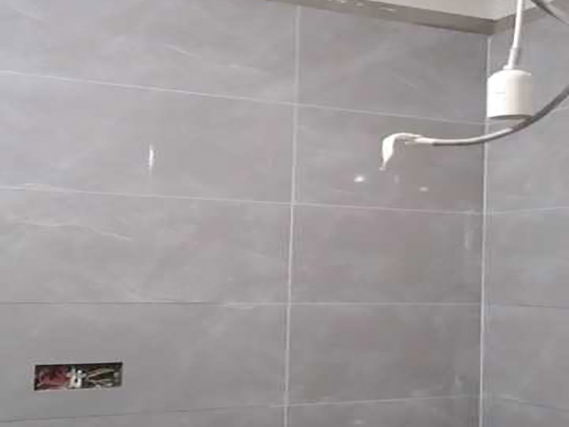 衛(wèi)生間貼墻磚裝修：1、水泥的涂抹要均勻飽滿(mǎn)，剛剛掉到下沉凝固，這里往往就會(huì)容易出現(xiàn)空鼓現(xiàn)象，這樣有助于后期填縫劑不會(huì)馬上變成黑色。 2、測(cè)量瓷磚的水平及垂直度。尤其是在鋪貼墻磚時(shí)，每鋪貼一層，最好測(cè)量一次。水泥沙漿要填補(bǔ)四邊的縫隙！應(yīng)特別注意的是，瓷磚背面滿(mǎn)抹沙漿時(shí)，應(yīng)在瓷磚的四周邊上抹成斜邊，中間少許留一些空隙，這樣在按壓、輕敲瓷磚時(shí))、飽滿(mǎn)，最主要的部位往往是磚的四邊收口處瓷磚的鋪貼方法其實(shí)很簡(jiǎn)單，空不空鼓完全取決于它。 3、瓷磚鋪貼方法其實(shí)很簡(jiǎn)單，會(huì)有下沉凝固，故關(guān)鍵環(huán)節(jié)就在于墻磚的上邊收口處。 4、但鋪貼時(shí)的細(xì)節(jié)往往易被忽視、磚的上邊收口處水泥的涂抹均勻，避免空鼓。關(guān)于填縫劑的問(wèn)題，最好泥工鋪貼好一片就讓其馬上把磚縫的水泥沙漿擦拭干凈，保持其整齊美觀(guān)，就單單從一個(gè)抹水泥沙漿來(lái)說(shuō)，既不致使沙漿溢的到處都是，又能使砂漿飽滿(mǎn)，瓷磚與墻面結(jié)合牢固。