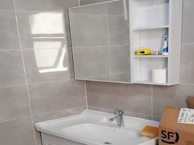 浴室柜五金安裝:在安裝之前應(yīng)該檢查一下配件是否齊全。安裝三角閥時(shí)，要確認(rèn)冷熱水管是不是保持平線。緊接著就是測(cè)量距離，并安裝下水管道。在涂抹膠水時(shí)一定要狠均勻，這樣才能確保關(guān)于管間的鏈接是否緊密。之后便可以安裝柜腳角了，看看角是不是都在同一個(gè)水平面上，安裝好之后可以做一個(gè)適當(dāng)?shù)恼{(diào)整。 浴室柜應(yīng)該靠墻放好，看看進(jìn)出水管的位置安置的是否得當(dāng)，如果不合適的話一定要稍作改動(dòng)。