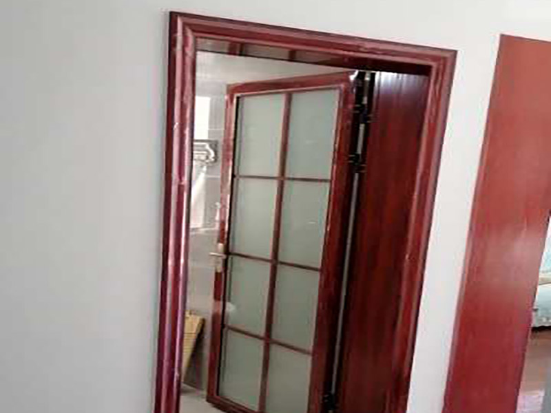 浴室柜五金安裝:在安裝之前應(yīng)該檢查一下配件是否齊全。安裝三角閥時(shí)，要確認(rèn)冷熱水管是不是保持平線。緊接著就是測(cè)量距離，并安裝下水管道。在涂抹膠水時(shí)一定要狠均勻，這樣才能確保關(guān)于管間的鏈接是否緊密。之后便可以安裝柜腳角了，看看角是不是都在同一個(gè)水平面上，安裝好之后可以做一個(gè)適當(dāng)?shù)恼{(diào)整。 浴室柜應(yīng)該靠墻放好，看看進(jìn)出水管的位置安置的是否得當(dāng)，如果不合適的話一定要稍作改動(dòng)。