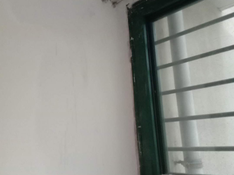 窗框打防水膠案例：窗框與墻體固定時(shí)，先固定上框，后固定邊框，采用塑料膨脹螺栓固定。各樓層窗框安裝時(shí)均應(yīng)橫向、豎向拉通線，各層水平一致，上下順直。框與洞口之間的伸縮縫內(nèi)腔均采用閉孔泡沫塑料，發(fā)泡劑等彈性材料填塞，表面用密封膠密封。 鋁合金門窗防水膠，為了門窗的密封保溫不走風(fēng)，建議在縫隙的3倍基礎(chǔ)上施膠、用抹布打濕水清理表面灰塵、晾干后開始施膠，施膠過程保持勻速、盡量在門窗兩面施打密封膠。