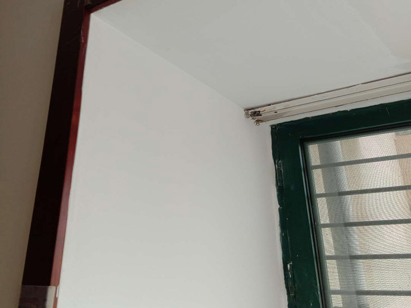 陽臺(tái)墻面翻新：首先在做翻新的時(shí)候一定要把之前的墻面給處理干凈，粉化嚴(yán)重的一定要鏟除干凈。由于之前的墻面有刷過油漆和乳膠漆，所在做完鏟除后一定要做打磨處理，將原來墻體上的結(jié)實(shí)的表皮及浮沉全部清理掉，如果說墻體出現(xiàn)小部分的凹陷以及裂縫的話可以用膩?zhàn)由晕⑻钛a(bǔ)一下。清理干凈的墻面一定要刷一道底漆，墻面底漆的主要作用就是抗堿防潮、封固基材、保護(hù)面漆、提高面漆的質(zhì)量以及遮蓋力。尤其是對(duì)老房子進(jìn)行翻新的時(shí)候底漆是特別的重要，如果說是直接的上面漆的話墻面就很容易起泡發(fā)霉，時(shí)間不久后就會(huì)再一次出現(xiàn)脫落現(xiàn)象，不能重蹈覆轍。