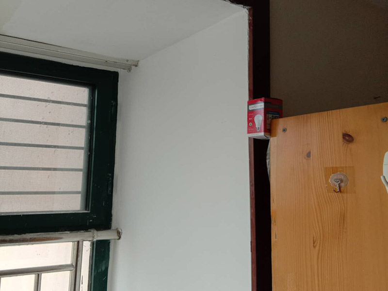 陽臺(tái)墻面翻新：首先在做翻新的時(shí)候一定要把之前的墻面給處理干凈，粉化嚴(yán)重的一定要鏟除干凈。由于之前的墻面有刷過油漆和乳膠漆，所在做完鏟除后一定要做打磨處理，將原來墻體上的結(jié)實(shí)的表皮及浮沉全部清理掉，如果說墻體出現(xiàn)小部分的凹陷以及裂縫的話可以用膩?zhàn)由晕⑻钛a(bǔ)一下。清理干凈的墻面一定要刷一道底漆，墻面底漆的主要作用就是抗堿防潮、封固基材、保護(hù)面漆、提高面漆的質(zhì)量以及遮蓋力。尤其是對(duì)老房子進(jìn)行翻新的時(shí)候底漆是特別的重要，如果說是直接的上面漆的話墻面就很容易起泡發(fā)霉，時(shí)間不久后就會(huì)再一次出現(xiàn)脫落現(xiàn)象，不能重蹈覆轍。