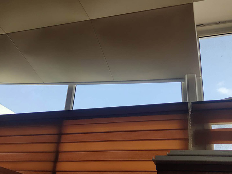 集成吊頂維修案例：1、精確測量安裝面積，做好安裝準(zhǔn)備。2、安裝收邊線。3、打膨脹螺絲釘，懸掛吊桿4、安裝吊鉤，吊頂裝輕鋼龍骨。5、把安裝好掛片的三角龍骨緊帖輕鋼龍骨垂直方向在輕鋼龍骨下方。6、將扣板壓入三交龍骨縫中，確定互相垂直。7、安裝電器。