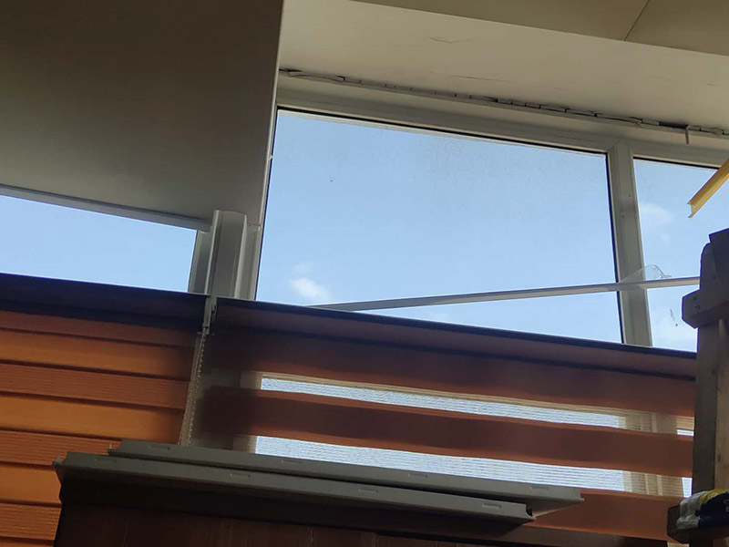 集成吊頂維修案例：1、精確測量安裝面積，做好安裝準(zhǔn)備。2、安裝收邊線。3、打膨脹螺絲釘，懸掛吊桿4、安裝吊鉤，吊頂裝輕鋼龍骨。5、把安裝好掛片的三角龍骨緊帖輕鋼龍骨垂直方向在輕鋼龍骨下方。6、將扣板壓入三交龍骨縫中，確定互相垂直。7、安裝電器。