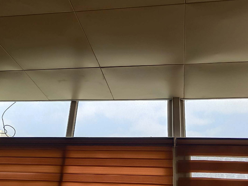 集成吊頂維修案例：1、精確測量安裝面積，做好安裝準(zhǔn)備。2、安裝收邊線。3、打膨脹螺絲釘，懸掛吊桿4、安裝吊鉤，吊頂裝輕鋼龍骨。5、把安裝好掛片的三角龍骨緊帖輕鋼龍骨垂直方向在輕鋼龍骨下方。6、將扣板壓入三交龍骨縫中，確定互相垂直。7、安裝電器。