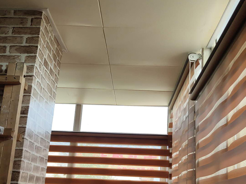 集成吊頂維修案例：1、精確測量安裝面積，做好安裝準(zhǔn)備。2、安裝收邊線。3、打膨脹螺絲釘，懸掛吊桿4、安裝吊鉤，吊頂裝輕鋼龍骨。5、把安裝好掛片的三角龍骨緊帖輕鋼龍骨垂直方向在輕鋼龍骨下方。6、將扣板壓入三交龍骨縫中，確定互相垂直。7、安裝電器。