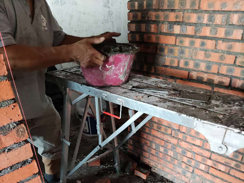 全屋紅磚砌隔斷：砌墻肯定是要有磚的，常用的材料有紅磚、輕體磚、水泥壓力板、石膏板等等，磚體不同，砌出來的新墻效果也是不同的，要是考慮到新砌墻需要一定的承重能力，那么最好是選擇紅磚，因為它的荷載面積更大，不過現(xiàn)在住房大多都是框架結(jié)構(gòu)，墻體不再是主要的城中提，所以現(xiàn)在新房子裝修更流行用多孔磚來新砌墻。 新砌墻之前，需要先把地面澆濕，然后畫線做模具，把砌墻要用的磚都澆濕，頂棚的交界處也不要漏掉。如果是衛(wèi)生間或者是廚房，新砌墻下面還要做有個防水的地梁，最好是帶有衛(wèi)生間原有的防水地梁一塊澆筑，這樣防水力會更好，等到地梁干透之后再砌新墻。