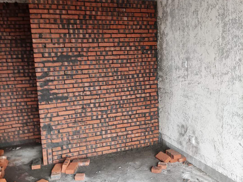 全屋紅磚砌隔斷：砌墻肯定是要有磚的，常用的材料有紅磚、輕體磚、水泥壓力板、石膏板等等，磚體不同，砌出來的新墻效果也是不同的，要是考慮到新砌墻需要一定的承重能力，那么最好是選擇紅磚，因為它的荷載面積更大，不過現(xiàn)在住房大多都是框架結(jié)構(gòu)，墻體不再是主要的城中提，所以現(xiàn)在新房子裝修更流行用多孔磚來新砌墻。 新砌墻之前，需要先把地面澆濕，然后畫線做模具，把砌墻要用的磚都澆濕，頂棚的交界處也不要漏掉。如果是衛(wèi)生間或者是廚房，新砌墻下面還要做有個防水的地梁，最好是帶有衛(wèi)生間原有的防水地梁一塊澆筑，這樣防水力會更好，等到地梁干透之后再砌新墻。