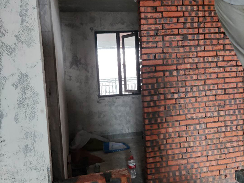 全屋紅磚砌隔斷：砌墻肯定是要有磚的，常用的材料有紅磚、輕體磚、水泥壓力板、石膏板等等，磚體不同，砌出來的新墻效果也是不同的，要是考慮到新砌墻需要一定的承重能力，那么最好是選擇紅磚，因為它的荷載面積更大，不過現(xiàn)在住房大多都是框架結(jié)構(gòu)，墻體不再是主要的城中提，所以現(xiàn)在新房子裝修更流行用多孔磚來新砌墻。 新砌墻之前，需要先把地面澆濕，然后畫線做模具，把砌墻要用的磚都澆濕，頂棚的交界處也不要漏掉。如果是衛(wèi)生間或者是廚房，新砌墻下面還要做有個防水的地梁，最好是帶有衛(wèi)生間原有的防水地梁一塊澆筑，這樣防水力會更好，等到地梁干透之后再砌新墻。