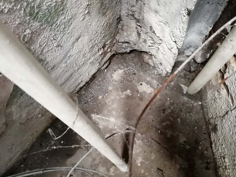 墻內(nèi)滲水看現(xiàn)場：在發(fā)現(xiàn)墻面有滲水情況發(fā)生的時候，我們一定要先了解一下是不是因?yàn)閴γ娈?dāng)中的水管破裂，如果是這方面的原因，這個時候我們就要及時的修補(bǔ)了，或者是更換水管了，在換前要先關(guān)掉水閥門，確定不會有水流出，然后再進(jìn)行下去。 如果墻面漏水，也許是因?yàn)榉浪龊玫牟缓?，我們在設(shè)計(jì)墻面的時候都是會做防水的，尤其是衛(wèi)生間與廚房了，這兩個地方都是會有漏水情況發(fā)送到 ，一旦發(fā)現(xiàn)是防水出了問題，我們就要對房屋防水進(jìn)行修補(bǔ)了。