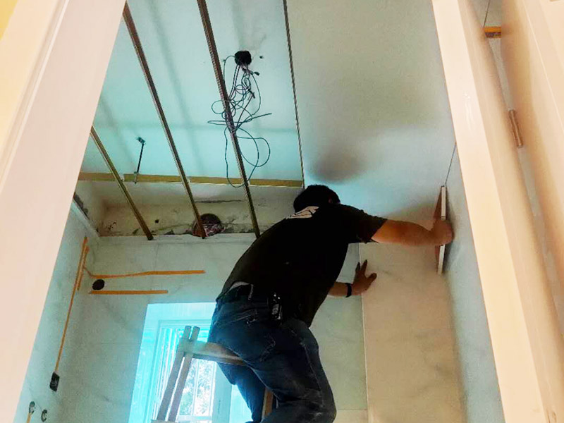 衛(wèi)生間吊頂安裝:1、首先先明確電器及龍骨的具體位置，然后再確定吊頂安裝高度，浴霸的高度一般在2.1m-2.3m之間即可。 2、確保安裝水平，用螺絲或膠水固定角線，在轉彎的地方它的對角應拼貼整齊，不留明顯縫隙。 3、然后打孔定位，按具體所需長度來切割并進行組裝，應將吊桿螺絲緊固于鉆孔中。 4、接下來是安裝龍骨，將主龍骨安裝在吊桿螺絲下的固定環(huán)，再將三角龍骨固定在主龍骨上。等到裝好以后再進行適當的調節(jié)，逐漸緊固連接處螺絲，以確保平直。 5、接著按要求安裝相應的電器，其中固定架安裝要牢固。電器要符合尺寸和承重要求，不易發(fā)生事故；對于裸露的電線需做好保護。接好電器、按鍵，做通電試驗；裝好后用皮錘做調整，不留縫隙。