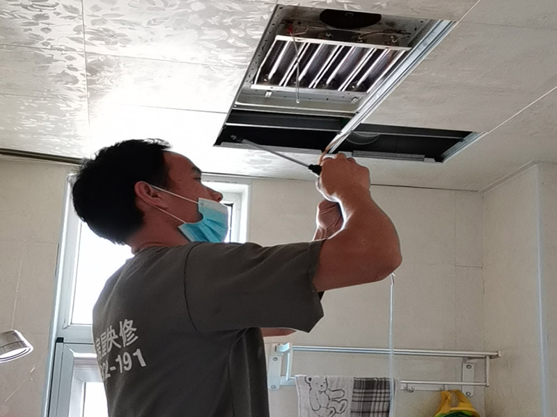 廁所吊頂浴霸安裝：安裝邊角線，安裝吊頂一定是要在貼好瓷磚之后，同時(shí)還要保持水平的情況下，這樣才能將集成吊頂?shù)呐涮走吔蔷€安裝在上面，這樣做目的就是安裝出來效果可以做到無明顯縫隙。在選擇下吊桿以及架置輕鋼龍骨，吊桿、龍骨間的距離它的在小一定在做到一致才行。頂部走線，這個(gè)步驟一定要先確定哪個(gè)地方要安裝燈具，同時(shí)還要了解清楚哪個(gè)地方需要安裝廚衛(wèi)電器，這樣才能很好將線路布置好。扣面板，相對(duì)來說這個(gè)安裝環(huán)節(jié)它也是直接影響到整體的安裝效果，所以在安裝的時(shí)候一定要做到平整，更要做到縫直才行。