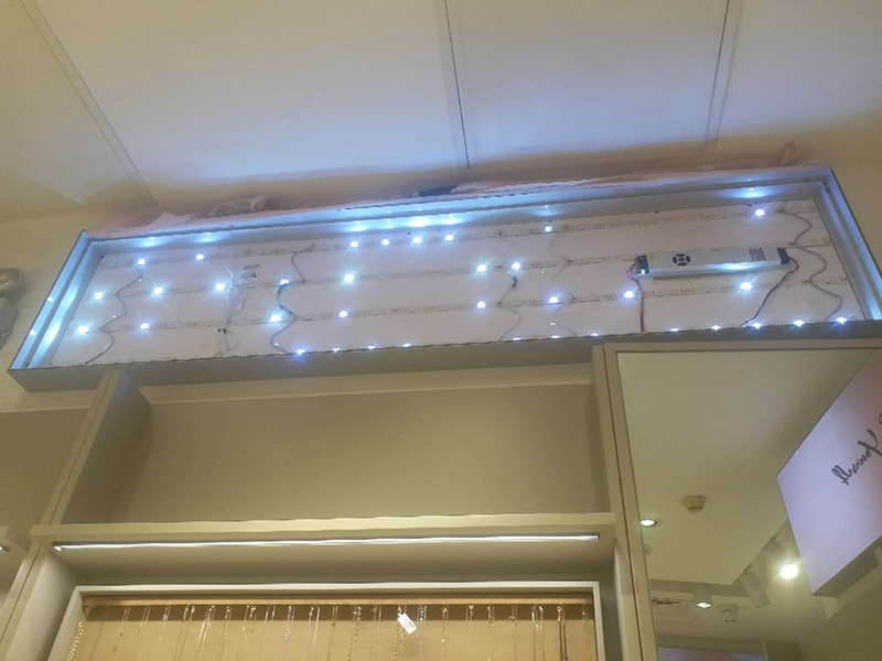 商場(chǎng)燈箱維修:為了工作人員的安全，最好先斷開電源，拔下插頭，不要將漏電保護(hù)器，當(dāng)作電源開關(guān)使用，這樣很危險(xiǎn)，一點(diǎn)不科學(xué)合理。進(jìn)行電器原件檢查，先逐個(gè)排除原因，檢查要求細(xì)致，若電源線進(jìn)入孔，鎮(zhèn)流器輸入，輸出接線柱，燈座上的電線等等。燈箱片尺寸一定要與導(dǎo)光板尺寸相符，不要過大或過小，若不合適，會(huì)影響展示效果和燈箱內(nèi)部的熱量散出，也會(huì)適當(dāng)?shù)臏p少使用壽命。查看燈箱上部電源線時(shí)，要確認(rèn)電源是否經(jīng)出入槽內(nèi)，如沒有，必須及時(shí)連接好。