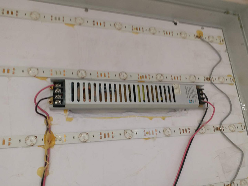 商場(chǎng)燈箱維修:為了工作人員的安全，最好先斷開電源，拔下插頭，不要將漏電保護(hù)器，當(dāng)作電源開關(guān)使用，這樣很危險(xiǎn)，一點(diǎn)不科學(xué)合理。進(jìn)行電器原件檢查，先逐個(gè)排除原因，檢查要求細(xì)致，若電源線進(jìn)入孔，鎮(zhèn)流器輸入，輸出接線柱，燈座上的電線等等。燈箱片尺寸一定要與導(dǎo)光板尺寸相符，不要過大或過小，若不合適，會(huì)影響展示效果和燈箱內(nèi)部的熱量散出，也會(huì)適當(dāng)?shù)臏p少使用壽命。查看燈箱上部電源線時(shí)，要確認(rèn)電源是否經(jīng)出入槽內(nèi)，如沒有，必須及時(shí)連接好。