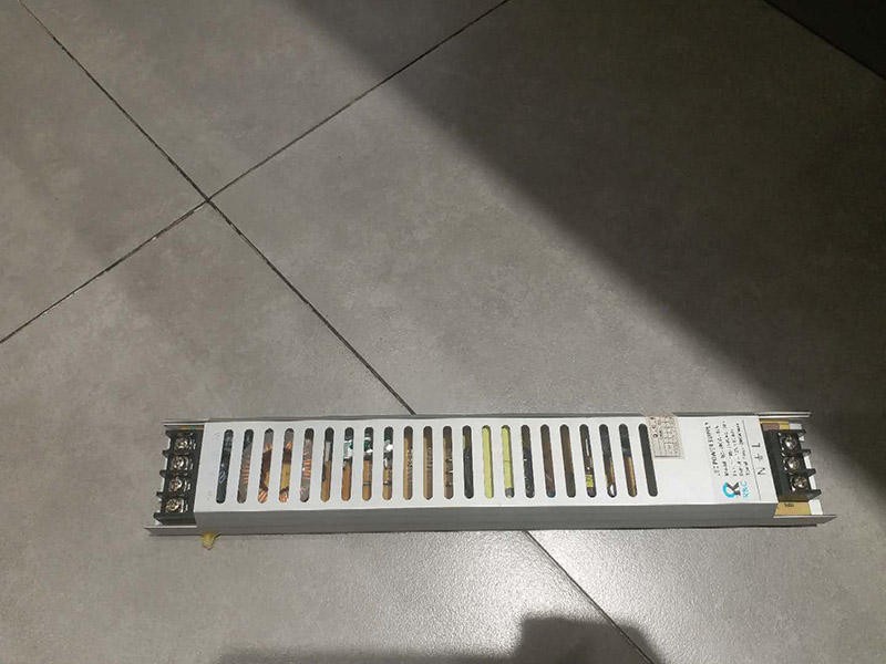 商場(chǎng)燈箱維修:為了工作人員的安全，最好先斷開電源，拔下插頭，不要將漏電保護(hù)器，當(dāng)作電源開關(guān)使用，這樣很危險(xiǎn)，一點(diǎn)不科學(xué)合理。進(jìn)行電器原件檢查，先逐個(gè)排除原因，檢查要求細(xì)致，若電源線進(jìn)入孔，鎮(zhèn)流器輸入，輸出接線柱，燈座上的電線等等。燈箱片尺寸一定要與導(dǎo)光板尺寸相符，不要過大或過小，若不合適，會(huì)影響展示效果和燈箱內(nèi)部的熱量散出，也會(huì)適當(dāng)?shù)臏p少使用壽命。查看燈箱上部電源線時(shí)，要確認(rèn)電源是否經(jīng)出入槽內(nèi)，如沒有，必須及時(shí)連接好。