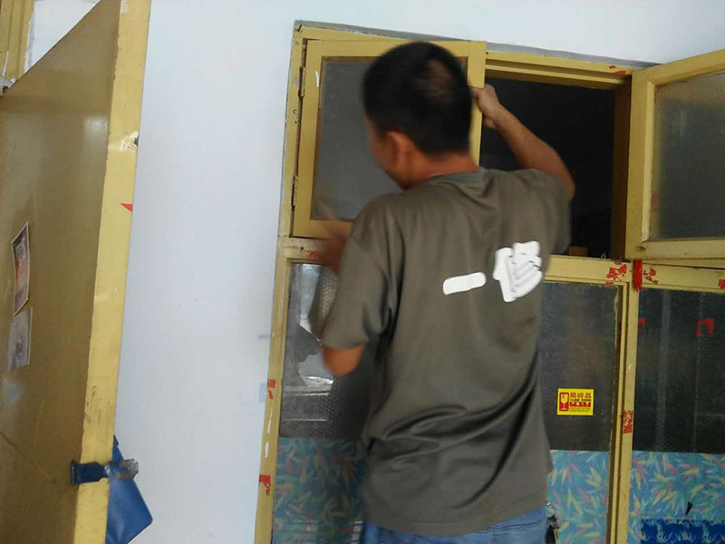 廚房拆除改造方案：如果是舊房改造，就需要首先拆除墻面和地面原有的瓷磚，拆除吊頂，拆除原有的廚具、燈具等；如果是新房想改變?cè)瓉?lái)廚房的格局，也會(huì)首先面臨拆墻的任務(wù)。 拆除舊廚房是工程中的第一項(xiàng)，將情墻面和地面上原有的瓷磚全部砸掉，不要只砸掉一半或一部分，以免后面在鋪貼時(shí)有縫隙。 拆除吊頂、廚具和燈具，需按照一定的流程拆除。如果想要重新將廚房整頓一下，那么就將廚房的一切原有的都拆除掉。