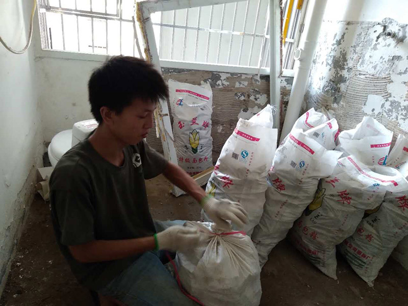 廚房拆除改造方案：如果是舊房改造，就需要首先拆除墻面和地面原有的瓷磚，拆除吊頂，拆除原有的廚具、燈具等；如果是新房想改變?cè)瓉?lái)廚房的格局，也會(huì)首先面臨拆墻的任務(wù)。 拆除舊廚房是工程中的第一項(xiàng)，將情墻面和地面上原有的瓷磚全部砸掉，不要只砸掉一半或一部分，以免后面在鋪貼時(shí)有縫隙。 拆除吊頂、廚具和燈具，需按照一定的流程拆除。如果想要重新將廚房整頓一下，那么就將廚房的一切原有的都拆除掉。