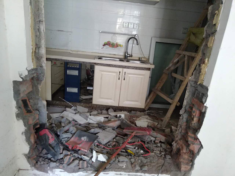 廚房拆除改造方案：如果是舊房改造，就需要首先拆除墻面和地面原有的瓷磚，拆除吊頂，拆除原有的廚具、燈具等；如果是新房想改變?cè)瓉?lái)廚房的格局，也會(huì)首先面臨拆墻的任務(wù)。 拆除舊廚房是工程中的第一項(xiàng)，將情墻面和地面上原有的瓷磚全部砸掉，不要只砸掉一半或一部分，以免后面在鋪貼時(shí)有縫隙。 拆除吊頂、廚具和燈具，需按照一定的流程拆除。如果想要重新將廚房整頓一下，那么就將廚房的一切原有的都拆除掉。