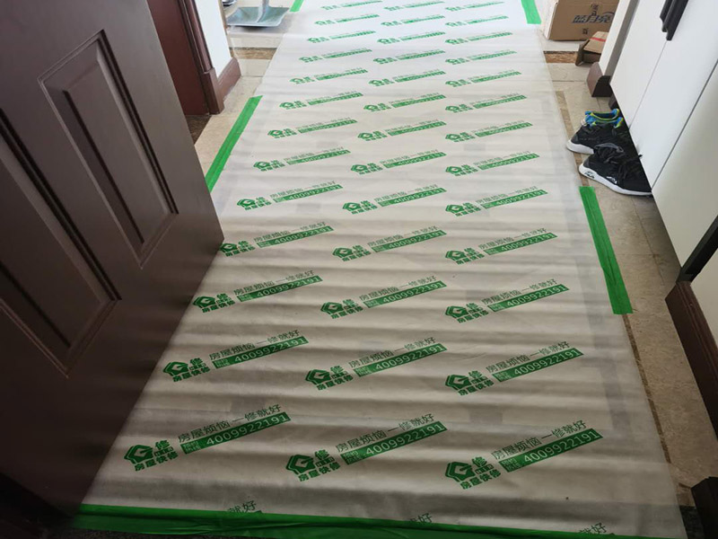 入戶(hù)門(mén)地面保護(hù)：入戶(hù)門(mén)是各種裝修物料進(jìn)場(chǎng)以及各種建筑裝修垃圾清理的必經(jīng)之路，這些物品在搬運(yùn)的過(guò)程中，與入戶(hù)門(mén)發(fā)生磕碰、摩擦的機(jī)率大大增加，所以，第一個(gè)需要做好成品保護(hù)的地方就是入戶(hù)門(mén)。建議：在裝修開(kāi)工前直到家具進(jìn)場(chǎng)期間，都需要對(duì)入戶(hù)門(mén)進(jìn)行保護(hù)！對(duì)于這一點(diǎn)，可以使用成品保護(hù)膜將門(mén)包裹。