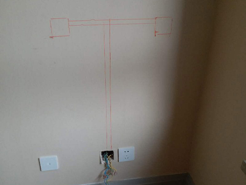 插座電路改線案例：插座離地面30公分（找平高度，毛墻要35合適），進門開關高度140公分，離門洞7到8公分適合。確定好位置以后，打上水平線，可以保證開關插座精確定位。切槽要保持先關深度一直，槽寬度一直，衛(wèi)生間可以適當淺一點。衛(wèi)生打掃干凈以后，我們用發(fā)泡劑把底盒固定，把線管需要走的線路走好，收拾利索。穿線的時候可以把PVC管子拿掉，電線順勢穿進去，再把管子固定。 電線結完頭以后要涮錫，再用防水膠帶包裹，最后用電工膠帶包好。