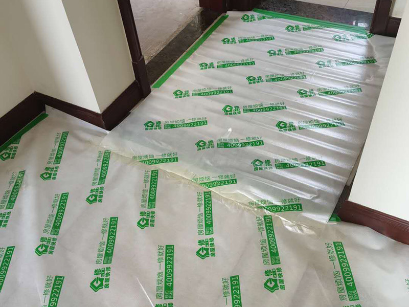 入戶(hù)門(mén)地面保護(hù)：入戶(hù)門(mén)是各種裝修物料進(jìn)場(chǎng)以及各種建筑裝修垃圾清理的必經(jīng)之路，這些物品在搬運(yùn)的過(guò)程中，與入戶(hù)門(mén)發(fā)生磕碰、摩擦的機(jī)率大大增加，所以，第一個(gè)需要做好成品保護(hù)的地方就是入戶(hù)門(mén)。建議：在裝修開(kāi)工前直到家具進(jìn)場(chǎng)期間，都需要對(duì)入戶(hù)門(mén)進(jìn)行保護(hù)！對(duì)于這一點(diǎn)，可以使用成品保護(hù)膜將門(mén)包裹。