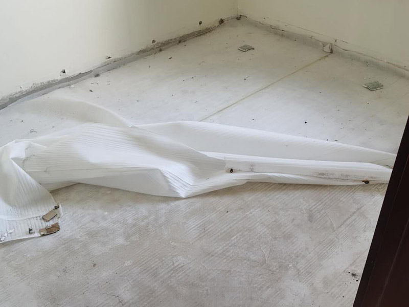 木地板拆除施工:了解地板在拆除前是如何鋪設(shè)的，仔細(xì)觀察四角的邊緣是否有空隙。先從踢腳線的開始拆，用平口啰嗦刀沿著踢腳線開始劃開。把踢腳線劃開后，就能把踢腳邊取下。這個時候地板就松動了，再順著松動的地板移動，讓更大面積的地板繼續(xù)松動。只到能方便取下，再動手取地板。拆地板的時候，不要亂拆，要順著地板的順序拆。一塊一塊的拆下，在拆的過程中若不好取，就要螺絲刀幫忙，就好拆多了。雖然舊地板還能有利于價值，所以拆的時候要盡量保存完整。但在拆地板的時候，即使再小心都會有破損的，所以要有這些心理準(zhǔn)備。待舊地板完全拆完后，把地面清掃干凈。再晾一段時間才能重新裝地板，因此潮濕的地面是不適合裝地板的，等完全干燥透了再鋪新的地板。