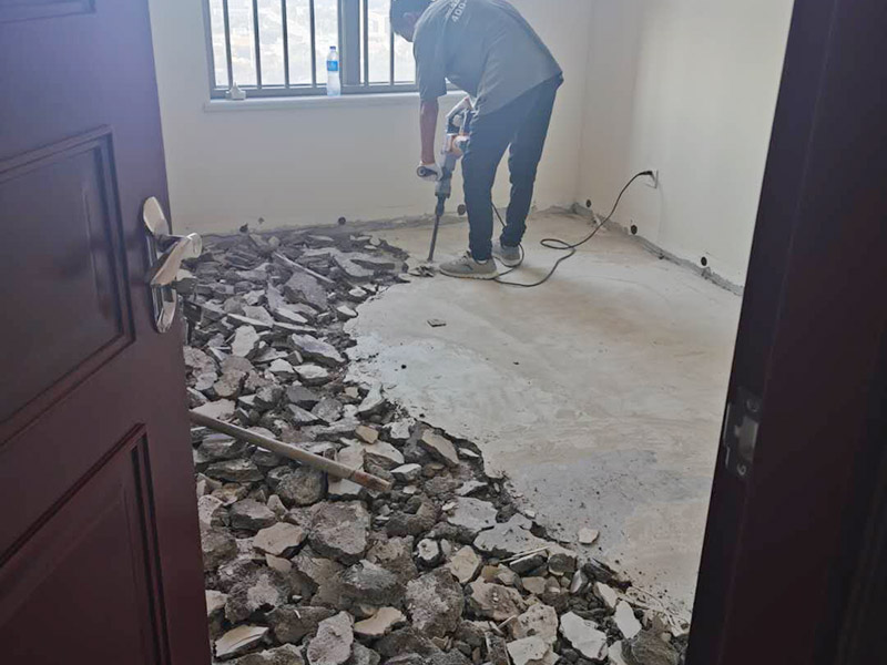 臥室地磚拆除方案：拆除地面瓷磚的方法;拆除地面磚容易的方法是，先想辦法撬開大門口的那塊地磚，因為那塊磚是有一邊露在外面的，比較容易撬開。再用扁的鑿子一片片的往里撬，如果水泥砂漿做得不是牢的話，可以用錘子把扁鑿敲進地磚和水泥地面中間的縫隙里的，那樣就能把地磚整塊的撬起來。 這樣的方法比用錘子從正面敲碎地磚要容易得多。如果順利的話，可能全部能夠撬起來。如果有部份撬不起來的。再用錘子敲碎就行了。 