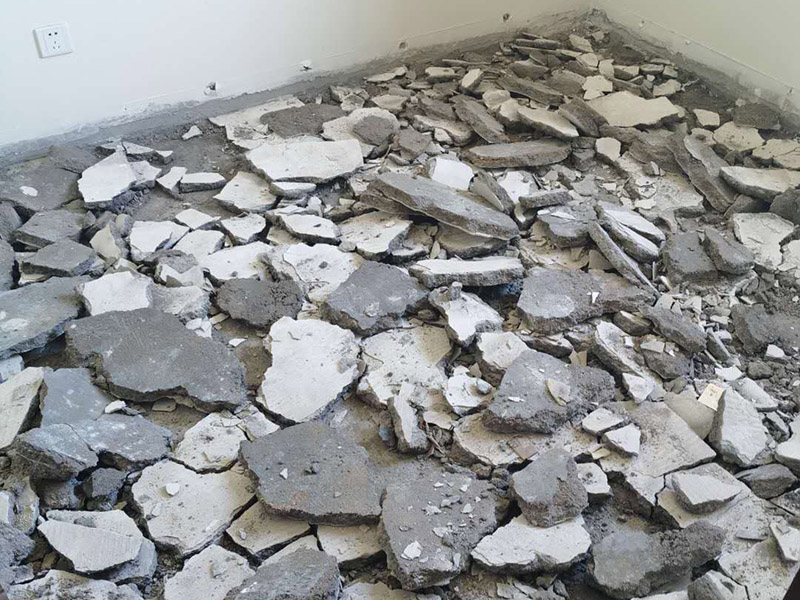 臥室地磚拆除方案：拆除地面瓷磚的方法;拆除地面磚容易的方法是，先想辦法撬開大門口的那塊地磚，因為那塊磚是有一邊露在外面的，比較容易撬開。再用扁的鑿子一片片的往里撬，如果水泥砂漿做得不是牢的話，可以用錘子把扁鑿敲進地磚和水泥地面中間的縫隙里的，那樣就能把地磚整塊的撬起來。 這樣的方法比用錘子從正面敲碎地磚要容易得多。如果順利的話，可能全部能夠撬起來。如果有部份撬不起來的。再用錘子敲碎就行了。 