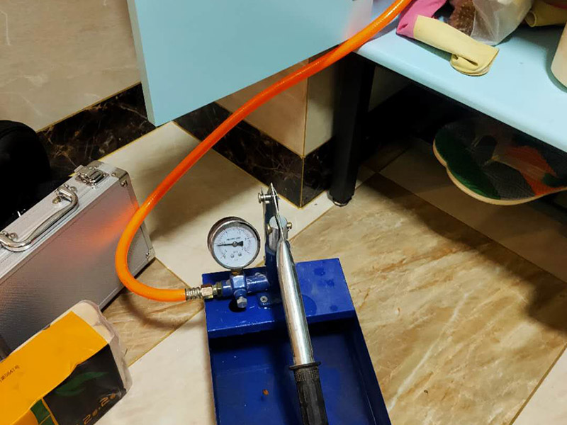 衛(wèi)生間漏水打壓：首先，打壓試驗(yàn)，把衛(wèi)生間整體管道打壓，如果打壓正常，就可以排除是水管漏水。接下來(lái)就是看是不是防水問(wèn)題。如果排除水管漏水，也不要就一口咬定是防水問(wèn)題，這樣會(huì)導(dǎo)致直接砸掉地面，后面發(fā)現(xiàn)根本不需要。如果打壓有問(wèn)題，那就可以判斷是水管漏水，根據(jù)樓下漏水點(diǎn)位置，就得砸掉樓上的瓷磚進(jìn)行維修管道了