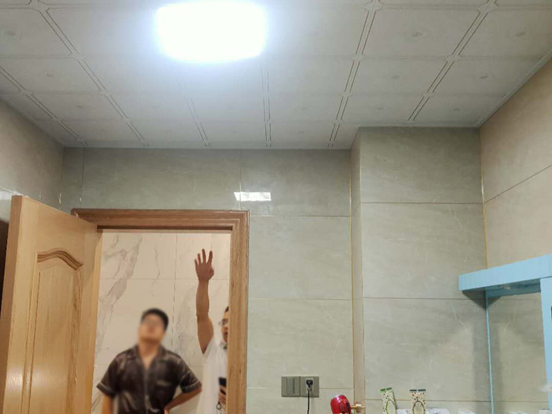 衛(wèi)生間漏水打壓：首先，打壓試驗(yàn)，把衛(wèi)生間整體管道打壓，如果打壓正常，就可以排除是水管漏水。接下來(lái)就是看是不是防水問(wèn)題。如果排除水管漏水，也不要就一口咬定是防水問(wèn)題，這樣會(huì)導(dǎo)致直接砸掉地面，后面發(fā)現(xiàn)根本不需要。如果打壓有問(wèn)題，那就可以判斷是水管漏水，根據(jù)樓下漏水點(diǎn)位置，就得砸掉樓上的瓷磚進(jìn)行維修管道了