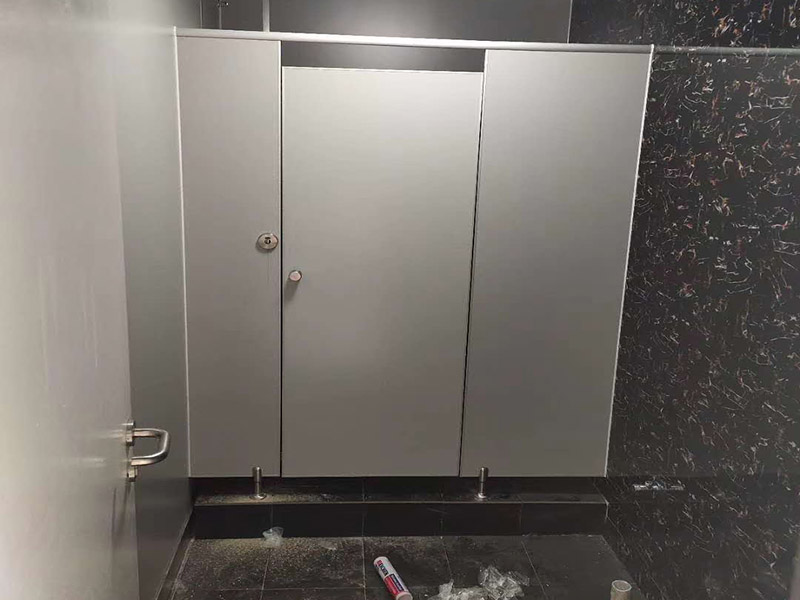 衛(wèi)生間隔斷安裝：在墻壁上找到合適的位置畫出固定片的中心線，看固定板上有幾個(gè)固定用的螺絲孔，然后在墻壁中心線上對應(yīng)的打上幾個(gè)孔，把塑膠賽套放入孔內(nèi)，接下來就是用膨脹絲把固定板固定在墻上。固定板和底座的作用就是用來固定隔間板的，把隔間板放在調(diào)整底座上，然后調(diào)整底座高低使隔間板緊貼墻壁上的固定板，然后再微調(diào)底座高低使隔間板距地面有一定距離，大約15厘米就好，然后用水平尺確定水平，等一切都調(diào)整好后，用螺絲把隔間板固定在固定板和調(diào)整底座上。