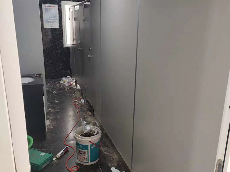 衛(wèi)生間隔斷安裝：在墻壁上找到合適的位置畫出固定片的中心線，看固定板上有幾個(gè)固定用的螺絲孔，然后在墻壁中心線上對應(yīng)的打上幾個(gè)孔，把塑膠賽套放入孔內(nèi)，接下來就是用膨脹絲把固定板固定在墻上。固定板和底座的作用就是用來固定隔間板的，把隔間板放在調(diào)整底座上，然后調(diào)整底座高低使隔間板緊貼墻壁上的固定板，然后再微調(diào)底座高低使隔間板距地面有一定距離，大約15厘米就好，然后用水平尺確定水平，等一切都調(diào)整好后，用螺絲把隔間板固定在固定板和調(diào)整底座上。