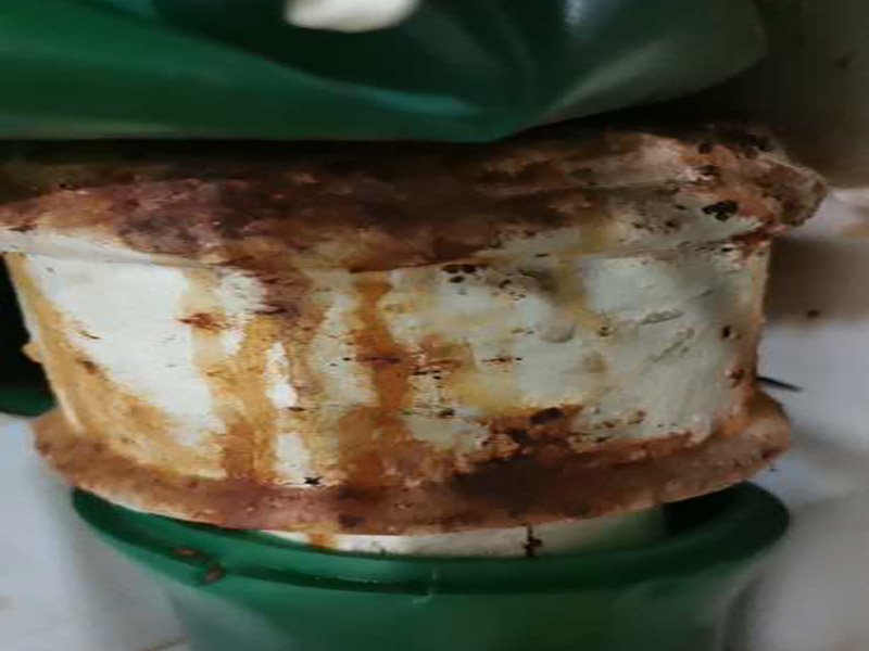 管道生銹漏水維修：1.如果是直徑2厘米的鐵水管漏水但是鐵水管上面沒有繡制，只是有部分的位置破dao壞了，首先我們先把水管的總閥關(guān)閉，然后更換該位置的鐵水管，然后切斷該位置的水管，接著我們用切絲用的器械切絲扣，最后接上鏈接頭就可以了。 2.如果直徑2厘米的鐵水管漏水是因?yàn)樗苋勘讳P蝕所致的。那么我們可以先把水管的總閥關(guān)閉，然后把該段水管全部換掉兩頭套上螺絲的扣擰上就可以了。 3.如果是直徑20厘米的鐵水管漏水了是因?yàn)殒溄宇^出現(xiàn)了問題那么把連接頭部分換掉就可以。如果是因?yàn)楣茏幼陨沓霈F(xiàn)了漏水，那么只有磨去原管子自身的繡制，然后采用焊接的方法修補(bǔ)就可以了。