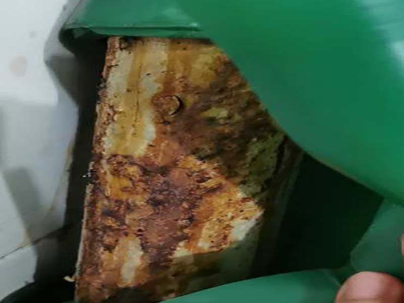 管道生銹漏水維修：1.如果是直徑2厘米的鐵水管漏水但是鐵水管上面沒有繡制，只是有部分的位置破dao壞了，首先我們先把水管的總閥關(guān)閉，然后更換該位置的鐵水管，然后切斷該位置的水管，接著我們用切絲用的器械切絲扣，最后接上鏈接頭就可以了。 2.如果直徑2厘米的鐵水管漏水是因?yàn)樗苋勘讳P蝕所致的。那么我們可以先把水管的總閥關(guān)閉，然后把該段水管全部換掉兩頭套上螺絲的扣擰上就可以了。 3.如果是直徑20厘米的鐵水管漏水了是因?yàn)殒溄宇^出現(xiàn)了問題那么把連接頭部分換掉就可以。如果是因?yàn)楣茏幼陨沓霈F(xiàn)了漏水，那么只有磨去原管子自身的繡制，然后采用焊接的方法修補(bǔ)就可以了。