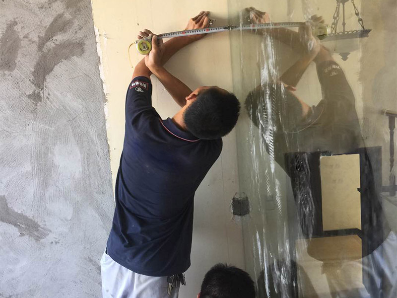 玻璃隔斷安裝:如用壓條安裝時(shí)先固定玻璃一側(cè)的壓條，并用橡膠墊墊在玻璃下方，再用壓條將玻璃固定；如用玻璃膠直接固定玻璃，應(yīng)將玻璃先安裝在小龍骨的預(yù)留槽內(nèi)，然后用玻璃膠封閉固定。首先在玻璃上沿四周粘上紙膠帶，根據(jù)設(shè)計(jì)要求將各種玻璃膠均勻地打在玻璃與小龍骨之間。待玻璃膠完全干后撕掉紙膠帶。