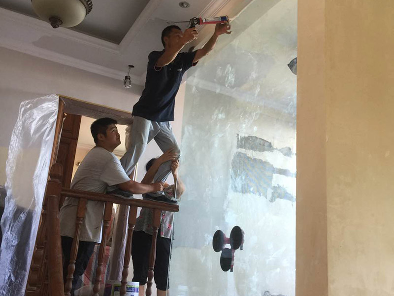 玻璃隔斷安裝:如用壓條安裝時(shí)先固定玻璃一側(cè)的壓條，并用橡膠墊墊在玻璃下方，再用壓條將玻璃固定；如用玻璃膠直接固定玻璃，應(yīng)將玻璃先安裝在小龍骨的預(yù)留槽內(nèi)，然后用玻璃膠封閉固定。首先在玻璃上沿四周粘上紙膠帶，根據(jù)設(shè)計(jì)要求將各種玻璃膠均勻地打在玻璃與小龍骨之間。待玻璃膠完全干后撕掉紙膠帶。