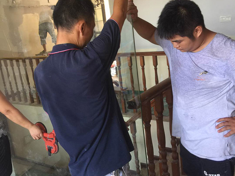 玻璃隔斷安裝:如用壓條安裝時(shí)先固定玻璃一側(cè)的壓條，并用橡膠墊墊在玻璃下方，再用壓條將玻璃固定；如用玻璃膠直接固定玻璃，應(yīng)將玻璃先安裝在小龍骨的預(yù)留槽內(nèi)，然后用玻璃膠封閉固定。首先在玻璃上沿四周粘上紙膠帶，根據(jù)設(shè)計(jì)要求將各種玻璃膠均勻地打在玻璃與小龍骨之間。待玻璃膠完全干后撕掉紙膠帶。