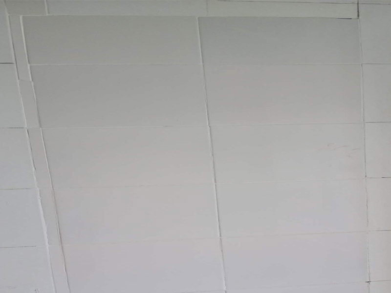 地面瓷磚鋪貼修補(bǔ)：首先應(yīng)除去基層表面的污垢，油漬，浮灰;除去基層上所有涂料層，膩?zhàn)訉?如果基層未能達(dá)到平整度要求，需對基層進(jìn)行預(yù)先的找平處理。加水后將粘結(jié)劑漿料攪拌至潤滑均勻，無明顯塊狀或糊狀結(jié)塊，攪拌后的漿料靜置5-10分鐘后再稍加攪拌1-2分鐘即可使用。在開始鋪貼施工前，需要先清理瓷磚表面的浮灰，污垢等。將瓷磚平整地鋪貼在基層上，使用橡膠錘將瓷磚拍實(shí)鋪平。施工過程中，可小幅度轉(zhuǎn)動瓷磚，使?jié){料與瓷磚背面充分接觸。根據(jù)磚的尺寸，在磚與磚之間預(yù)留相應(yīng)尺寸的縫隙留待嵌縫。粘結(jié)劑具有一定的可調(diào)整性能，可對留縫的大小進(jìn)行調(diào)整。瓷磚鋪貼結(jié)束后24小時(shí)，可進(jìn)行嵌縫施工。將調(diào)制好的嵌縫劑均勻地涂在磚與磚的縫隙內(nèi)。