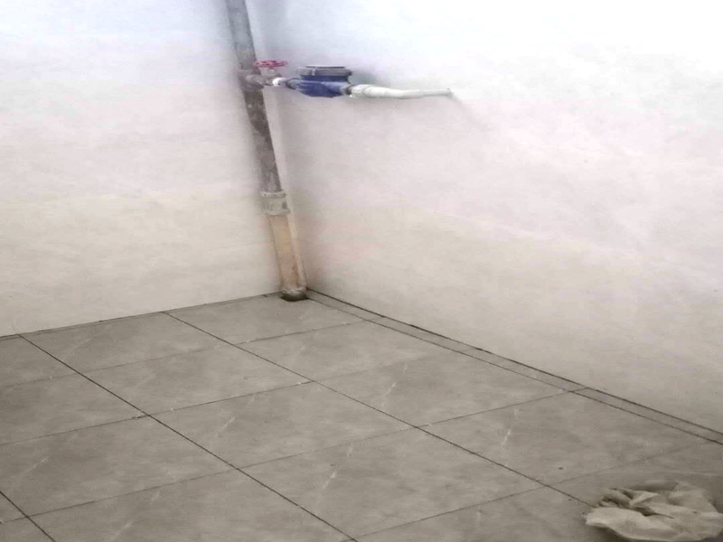 地面防水找平貼磚：衛(wèi)生間的防水工作流程，都是在地面用水泥砂漿找平一次，等它干透后再做防水。一般的防水施工要做2到3遍，而且防水的順序也是有講究的，比如，要先做完墻面防水再貼墻磚，其次才可以做地面防水，再貼地磚。因?yàn)榈孛娼?jīng)常會踩來踩去，地面防水如果先做了會很容易踩壞。一般情況下，在2到3遍的防水層全部做好后，會有5到7天的固化期，所以自然的，貼瓷磚肯定是要等到這之后才能做。固化期到了，我們也需要重新測試防水做的好不好，漏不漏水，這就需要再加水測試24小時(shí)后看看家里地面水位是否下降，或者看看樓下鄰居的衛(wèi)生間有