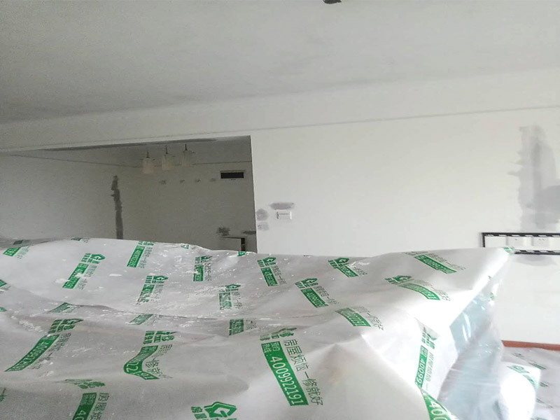 家具成品保護(hù):各類裝修物料的進(jìn)場、建筑裝修垃圾的清理都必須經(jīng)過入戶門。在對物品進(jìn)行搬運(yùn)時(shí)，難免會(huì)與入戶門發(fā)生磕碰及摩擦。因此，在進(jìn)行成品保護(hù)時(shí)，我們首先要做好入戶門的保護(hù)。 水電改造是基礎(chǔ)裝修，水電裝修的質(zhì)量好壞，直接決定著后期的施工和使用。因此，在進(jìn)行水電改造時(shí)，同樣需要做好成品保護(hù)工作。水電改造完成后，應(yīng)當(dāng)對各種管線進(jìn)行規(guī)范的固定，以防脫落;對裸露的線頭要進(jìn)行包裹，以防發(fā)生觸電的危險(xiǎn);做好地面裸線管的固定和保護(hù)，防止被踩壞。同時(shí)，在搬運(yùn)物料時(shí)，也不要破壞地面鋪設(shè)的管線。 進(jìn)行裝修施工時(shí)，磁環(huán)邊鋪邊勾縫，在崗鋪設(shè)的瓷磚、地板上堆放雜物、走動(dòng)踩踏，地板沒有使用成品保護(hù)膜覆蓋等都會(huì)影響瓷磚及地板的鋪貼效果，使瓷磚出現(xiàn)施工質(zhì)量問題。